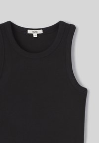 Débardeur noir côtelé avec un col rond et de larges emmanchures. Comprend une étiquette indiquant "BZB" et la taille "S" à l'intérieur.