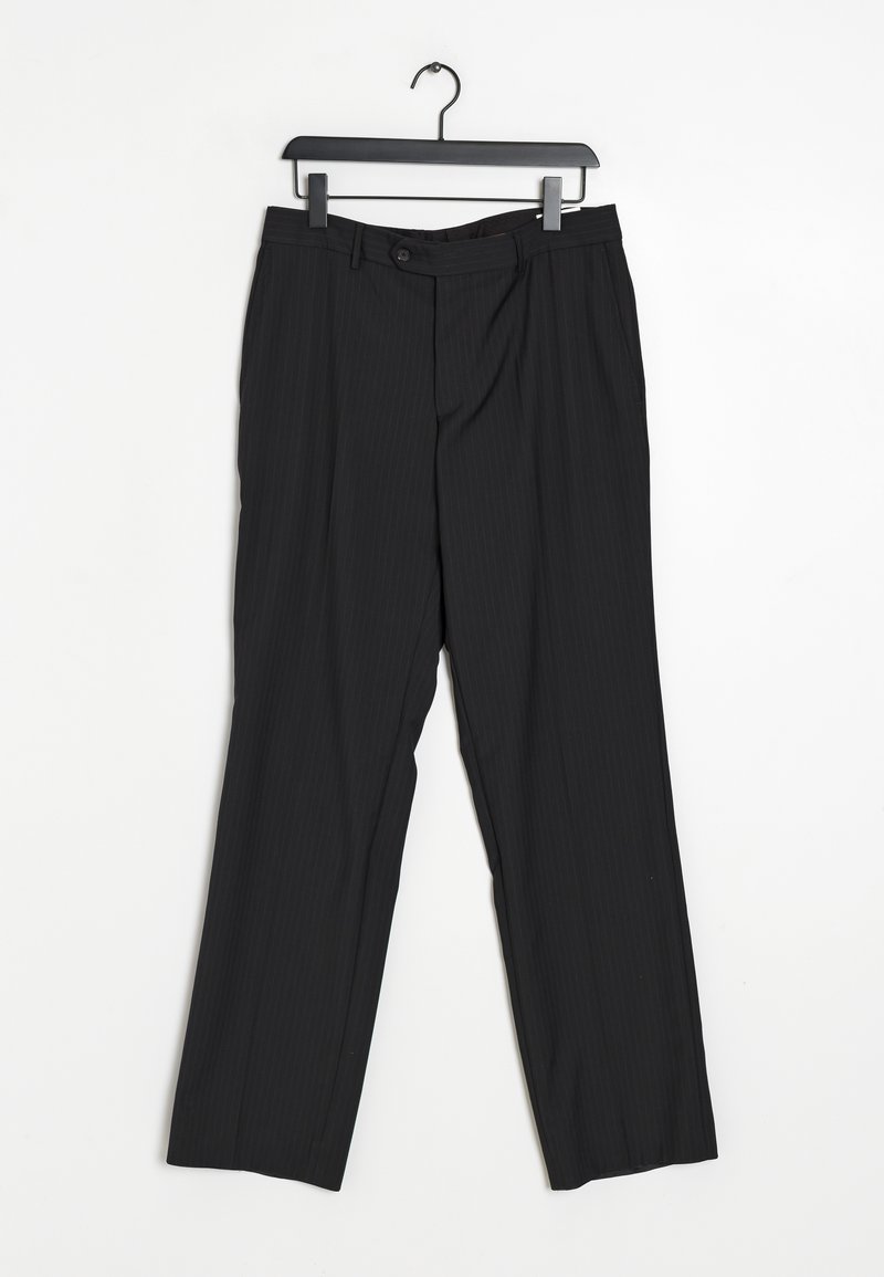 Mustat raitapantalonit, joissa on suora lahje, napitus ja vyölenkit. Kangas näyttää sileältä ja siinä on hillitty kiilto.