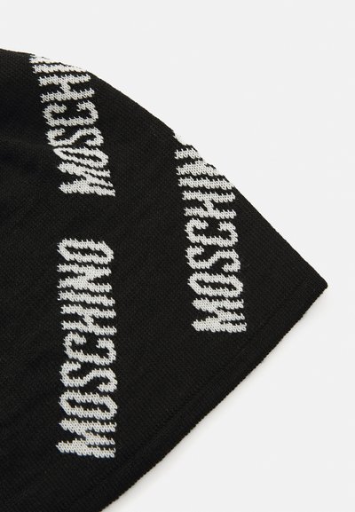 Musterniga musta kudumi müts, millel on valge "Moschino" tekst. Pehme tekstuur ja tagasi pööratud äär. Minimalistlik disain, keskendudes brändinime kuvamisele.
