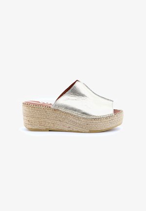 Sandalo zeppa argento con punta aperta, suola platforma in juta intrecciata e design slip-on, mostrato di profilo su sfondo bianco.