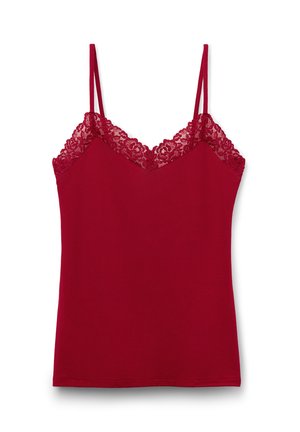 Głęboko czerwona kamizelka na cienkich ramiączkach z koronkową lamówką wzdłuż dekoltu w kształcie litery V i górnych krawędzi. Gładka tkanina bez wzorów czy ozdób.
