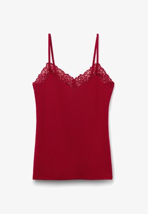 Głęboko czerwona kamizelka na cienkich ramiączkach z koronkową lamówką wzdłuż dekoltu w kształcie litery V i górnych krawędzi. Gładka tkanina bez wzorów czy ozdób.