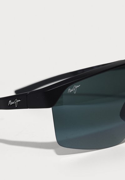 Svarta solglasögon med rektangulär linsdesign, mörkgröna linser och matt yta. Har "Maui Jim"-logotypen på skalmarna.