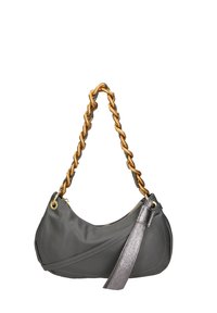 Grijze zachte stoffen handtas met een gevlochten gouden kettingriem en een zilverkleurige accent; heeft een gebogen vorm en een ritsluiting.