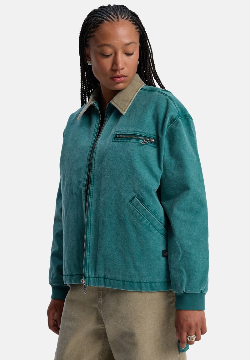 Teeal canvas jack met een contrasterende beige kraag, ritsluiting aan de voorkant en zijzakken. Voorzien van een zipped borstzak en geribbelde manchetten.