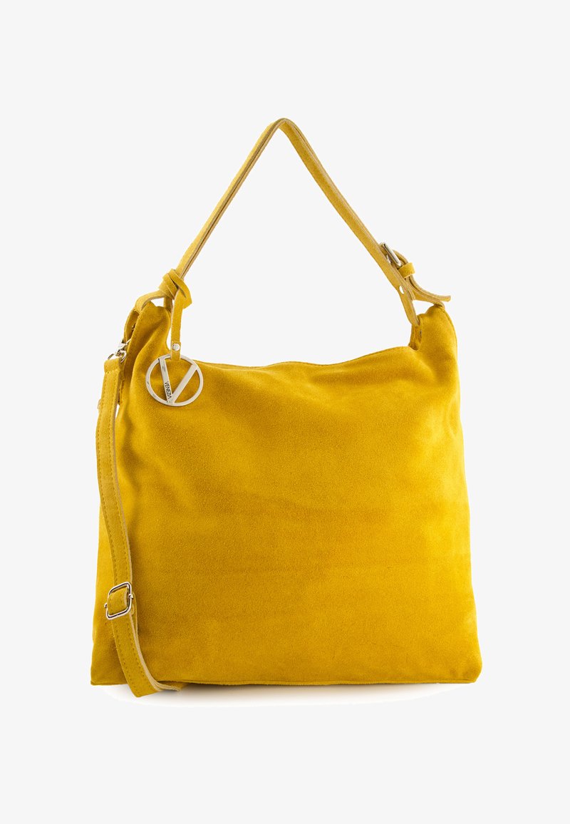 Gul nubuck skuldertaske med en enkelt håndtag og en justerbar rem. Har et sølvfarvet rundt logo og en blød tekstur.