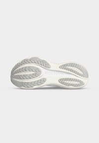 Σόλα παπουτσιού τρεξίματος Saucony με γκρι και λευκά υφασμένα μοτίβα για κράτημα και ευελιξία.