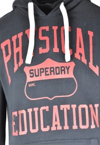 Felpa nera con un grande motivo grafico rosso che presenta i loghi "EDUCAZIONE FISICA" e "SUPERDRY", con coulisse bianche sul cappuccio.