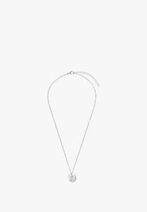 Srebrny naszyjnik z łańcuszka z okrągłym wisiorkiem. Wisiorek posiada szczegółowy grawerowany wzór, prezentujący gładką, polerowaną powierzchnię.