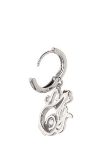 Pendiente de aro de plata con un charm decorativo y abstracto de formas curvadas y una piedra de acento transparente. Acabado pulido con una textura brillante.