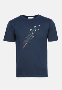 Camiseta de algodón azul marino con un gráfico de aviones ascendentes en líneas blancas, rojas, verdes y amarillas. Diseño clásico de cuello redondo.