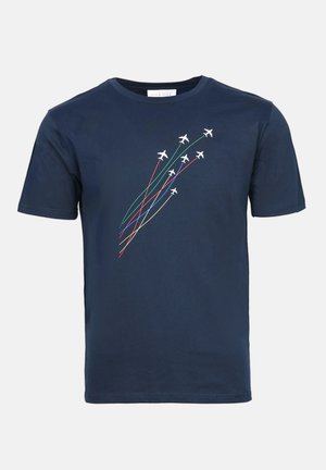 Camiseta de algodón azul marino con un gráfico de aviones ascendentes en líneas blancas, rojas, verdes y amarillas. Diseño clásico de cuello redondo.