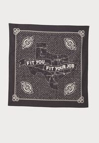 Sort bandana med et hvidt Texas-kort med bynavne, polka dots og teksten "FIT YOU ... FIT YOUR JOB", kantet med knudedesigns.