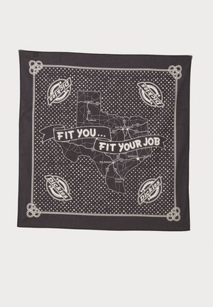 Bandana noire avec une carte du Texas en blanc comprenant les noms des villes, des pois et le texte "ADAPTE À VOUS ... ADAPTE À VOTRE TRAVAIL", bordé de motifs de nœuds.