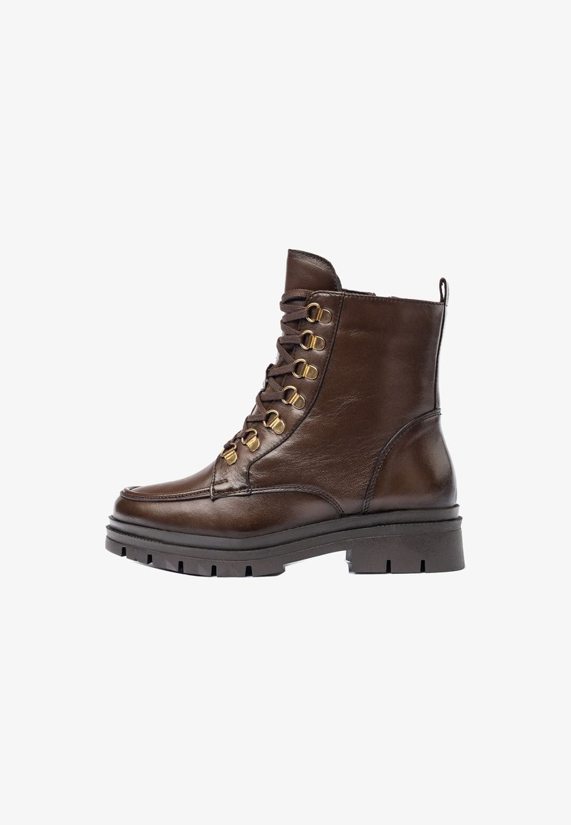 Bottines en cuir marron avec un design à lacets, des accessoires en ton doré, et une semelle épaisse en caoutchouc avec des profondeurs pour une meilleure traction.