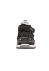 Schwarze und graue Kindersneaker mit zwei Klettverschlüssen und einem grauen gepolsterten Schaft, Frontalansicht auf weißem Hintergrund.