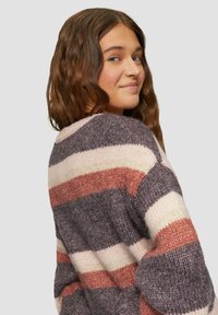 Gestreifter Strickpullover in Dunkelgrau, Weiß und Rosttönen. Hat eine lässige Passform, strukturiertes Gewebe und weite Ärmel. Rückansicht gezeigt.