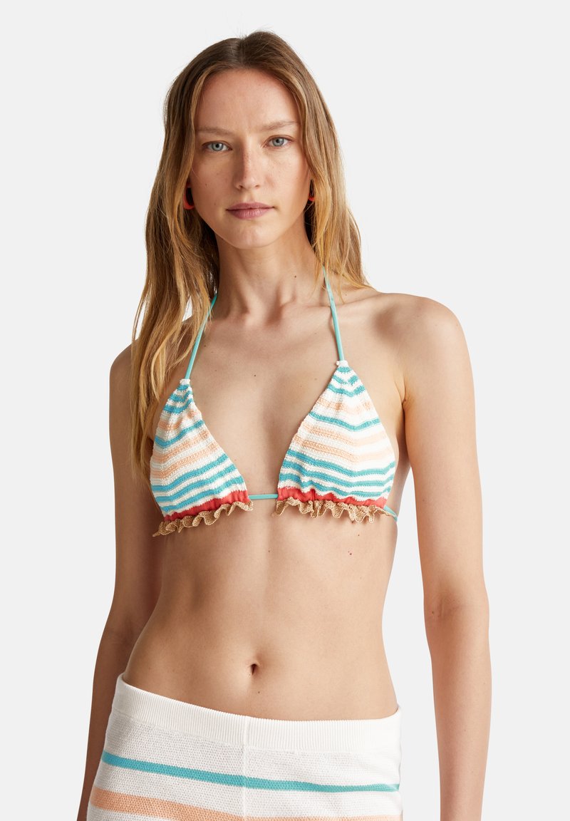 Top bikini a righe con coppe triangolari in colori pastello; presenta bordi arricciati in un beige chiaro, lacci regolabili e un tessuto testurizzato.