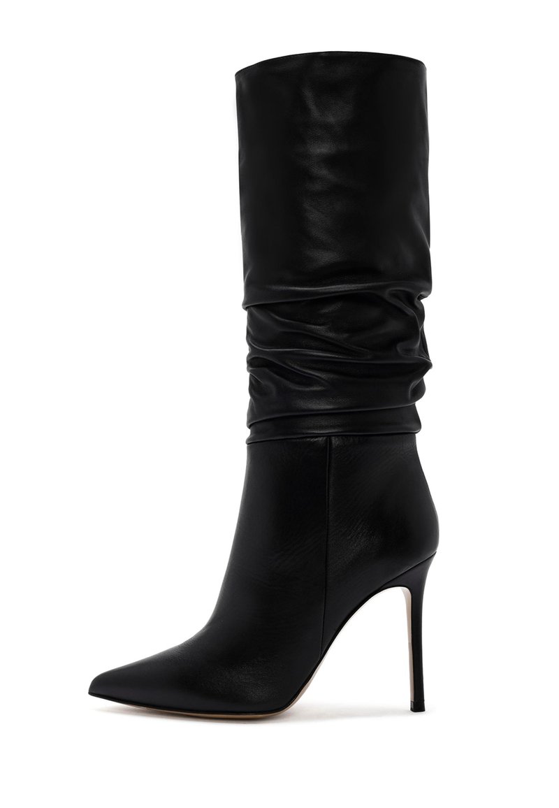 Bota de cuero negro de tacón alto con puntera afilada, caña despeinada y silueta estilizada. Presenta un tacón de aguja y una textura suave.