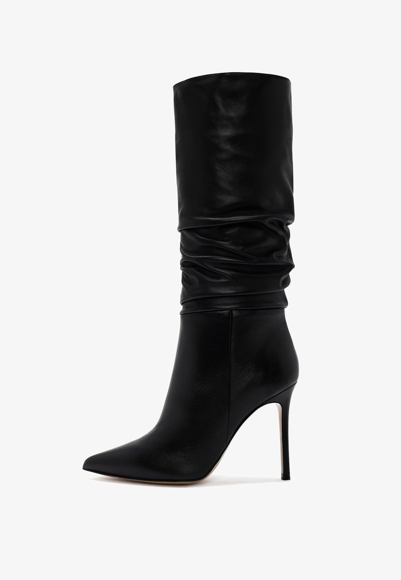 Botte en cuir noir à talons hauts avec un embout pointu, un tige en cuir souple et une silhouette élégante. Possède un talon aiguille et une texture lisse.