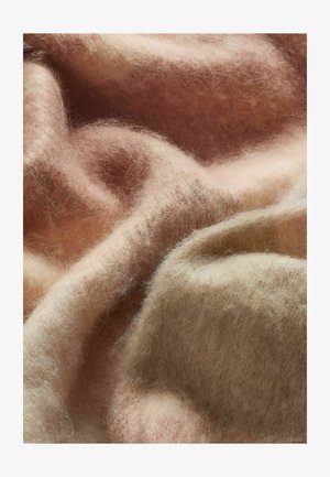 Weiche, leichte Wolldecke in Pastellfarben von Rosa und Beige, mit einer glatten Textur, natürlichen Variationen und subtilen Faserflusen.