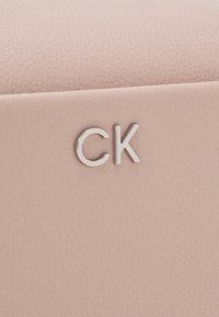 Calvin Klein DAILY CAMERA BAG PEBBLE - Skuldertasker - shadow gray