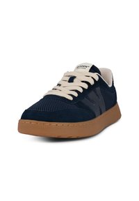 Sneaker in rete e suede di colore navy con lacci beige, suola in gomma e marchio sulla linguetta. Presenta una texture liscia e un design classico.