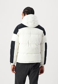 Jack & Jones JCOAERO PUFFER - Žieminė striukė - cloud dancer
