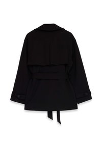 Cappotto nero con ampio colletto, sovrapposizione sul retro, maniche lunghe con polsini abbottonati, cintura annodata in vita e tessuto dalla trama liscia.