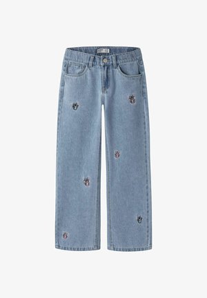 Vaqueros de pierna recta azul claro con pequeños parches bordados de perros de dibujos animados dispersos en las piernas delanteras, cierre de botones y trabillas para cinturón.