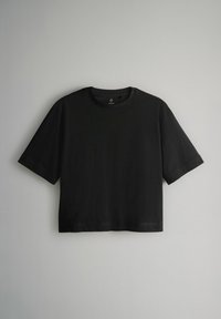 Schwarzes Baumwoll-T-Shirt mit kurzen Ärmeln, rundem Ausschnitt und verkürztem Saum. Glatte Textur und minimalistisches Design, keine sichtbaren Logos oder Muster.