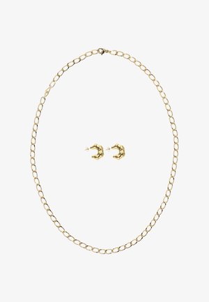Naszyjnik złączony złotym kolorem z owalnymi ogniwami i zapięciem, w towarzystwie abstrakcyjnych złotych kolczyków w kształcie zakrzywionym.