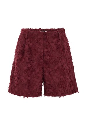 Bordó, texturált, magas derekú rövidnadrág bozontos, mintás anyagból, övbújtatókkal, fehér háttéren.