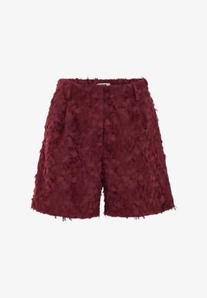 Bordó, texturált, magas derekú rövidnadrág bozontos, mintás anyagból, övbújtatókkal, fehér háttéren.