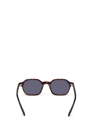 Hnědé želvovinové sluneční brýle s osmihrannými rámy, tmavými skly a elegantními černými ramínky; kovové akcenty na spáncích.