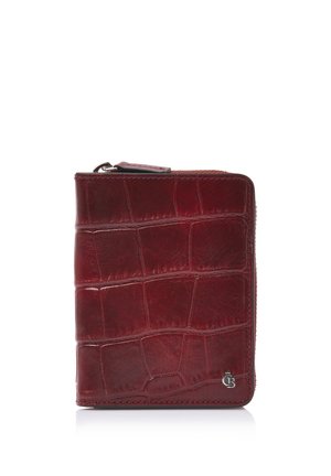 Donkerrode leren portemonnee met krokodillenpatroon, ritssluiting en klein zilverkleurig logo rechtsonder tegen een witte achtergrond.