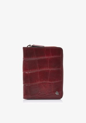 Donkerrode leren portemonnee met krokodillenpatroon, ritssluiting en klein zilverkleurig logo rechtsonder tegen een witte achtergrond.