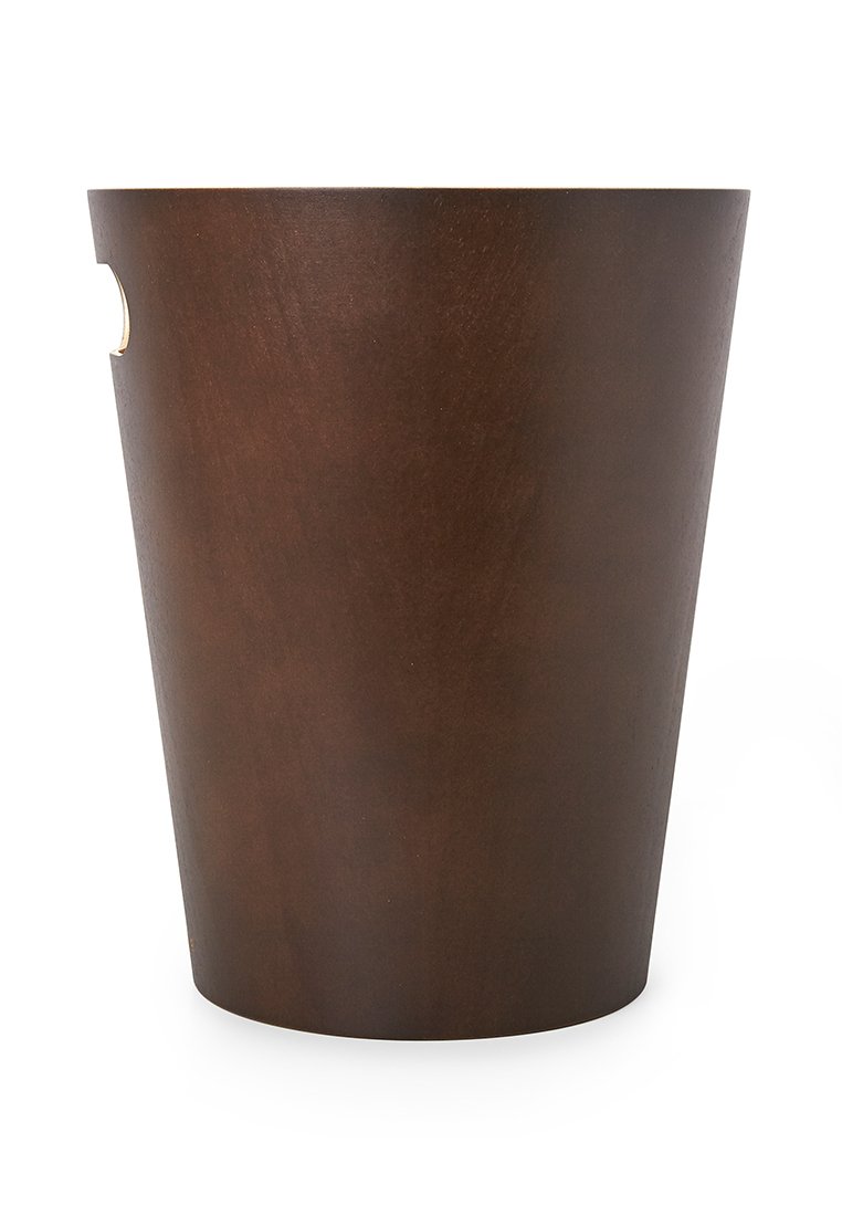Dunkelbrauner Holzabfallbehälter mit einer runden Nut nahe dem Rand, konische Form, schlichte und glatte Oberfläche.