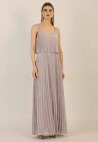 Faltendes Maxi-Kleid in Lavendel mit dünnen Trägern, einem V-Ausschnitt und einer fließenden Silhouette, die einen subtilen Glanz und einen eleganten Fall aufweist.