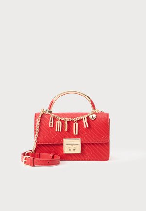 Rote strukturierte Handtasche mit goldenem Obergriff, goldener Kette mit dem Schriftzug "AMOR", goldenem Verschluss und abnehmbarem roten Träger vor weißem Hintergrund.