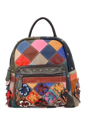 Kleine leren rugzak met meerkleurige patchwork vierkanten, voorvak met rits, bloemenapplicaties en studs details op een witte achtergrond.