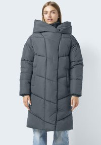 Manteau doudoune gris avec capuche, présentant un motif matelassé, des manches longues et des poches latérales. Le matériau semble doux et isolant.