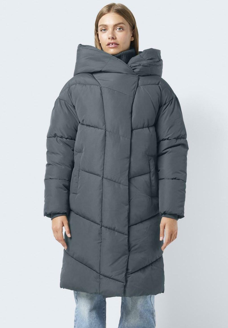 Manteau doudoune gris avec capuche, présentant un motif matelassé, des manches longues et des poches latérales. Le matériau semble doux et isolant.