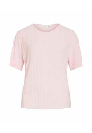 Lyserød kortærmet bluse med rund hals og lodret plisseret struktur, lavet af letvægtsstof, forfra.
