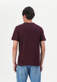 Tommy Hilfiger SEASONAL SOLID TEE - Paprasti marškinėliai - deep burgundy