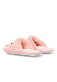 Zapatillas de casa en un suave tono rosa con un diseño de espalda abierta, textura esponjosa y suela blanca, ideales para el confort y calidez en interiores.