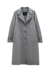 Cappotto di lana grigio con colletto a revers, cinque bottoni anteriori, due tasche laterali e polsini con bottoni. Tessuto liscio e vestibilità sartoriale.