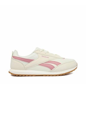 Scarpa da ginnastica Reebok color avorio con strisce laterali rosa, pannelli in mesh e suede, chiusura con lacci e suola in gomma color naturale, mostrata in profilo laterale.