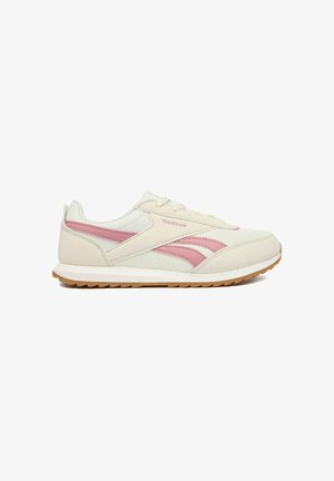 Off-White Reebok-Sneaker mit rosa Seitenstreifen, Mesh- und Wildlederpaneelen, Schnürverschluss und Gummisohle, seitlich dargestellt.
