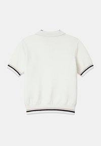 Polo blanc à manches courtes avec col à revers, doté d'accents rayés bleu marine et beige sur les manches et d'un ourlet côtelé. Texture douce.